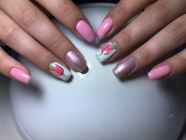 Tasarım ile dokusal bir arka plan üzerinde Moda pembe manikür