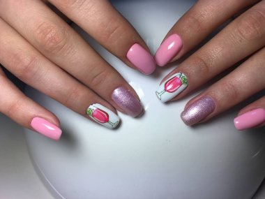 Tasarım ile dokusal bir arka plan üzerinde Moda pembe manikür