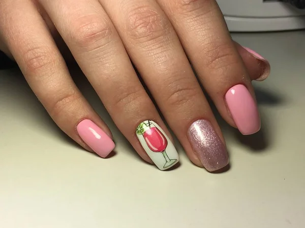 Moda różowy manicure na tle tekstury z projektem — Zdjęcie stockowe