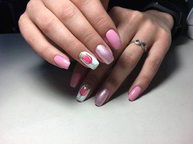 Tasarım ile dokusal bir arka plan üzerinde Moda pembe manikür