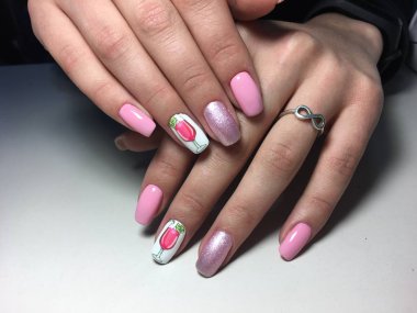 Tasarım ile dokusal bir arka plan üzerinde Moda pembe manikür