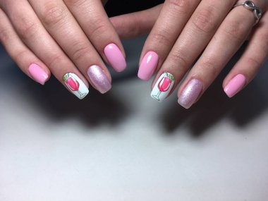 Tasarım ile dokusal bir arka plan üzerinde Moda pembe manikür