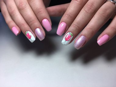 Tasarım ile dokusal bir arka plan üzerinde Moda pembe manikür