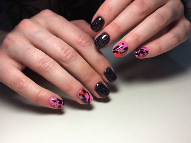 Pembe manikür ile moda siyah