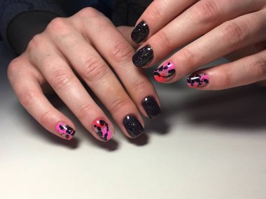 Pembe manikür ile moda siyah