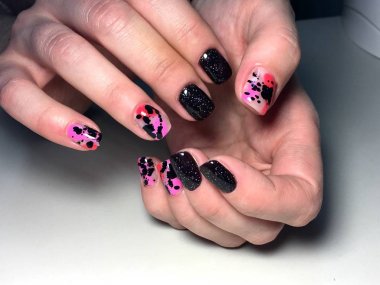 Pembe manikür ile moda siyah