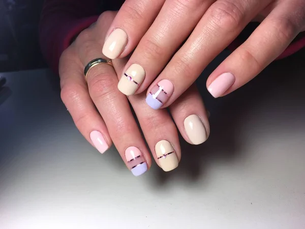 Modny różowy z żółtym manicure — Zdjęcie stockowe