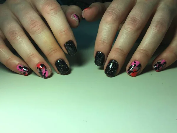 Modny czarny z różowym manicure — Zdjęcie stockowe