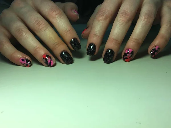 Modny czarny z różowym manicure — Zdjęcie stockowe