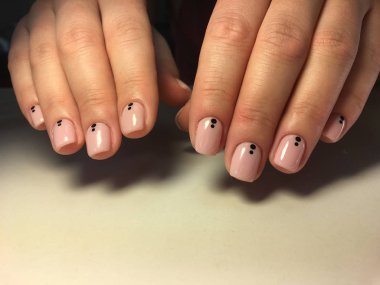 moda hafif manikür ve kısa çıplaklık üzerine noktalar