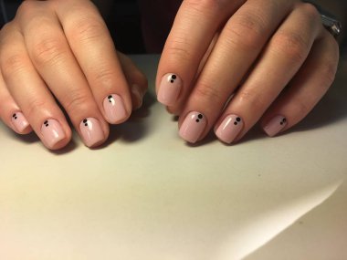 moda hafif manikür ve kısa çıplaklık üzerine noktalar