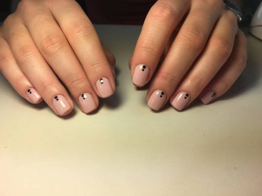 moda hafif manikür ve kısa çıplaklık üzerine noktalar