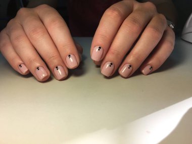 moda hafif manikür ve kısa çıplaklık üzerine noktalar