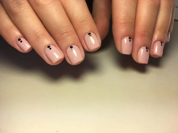 Modieuze lichte manicure en wijst op korte naaktheid — Stockfoto