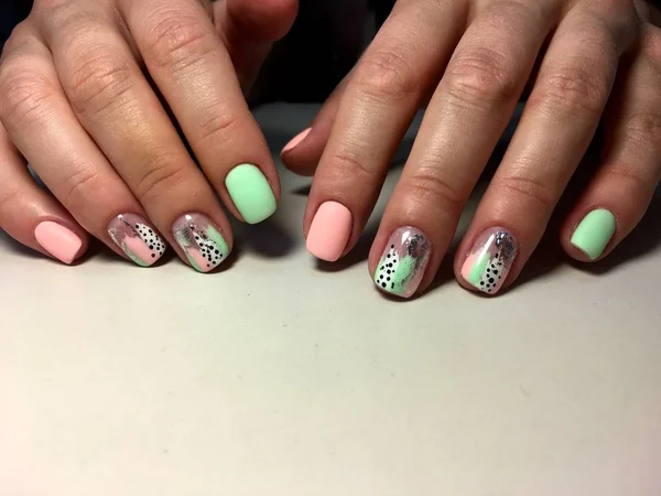 Manicura brillante de verano con diseño de plata y rayas — Foto de Stock