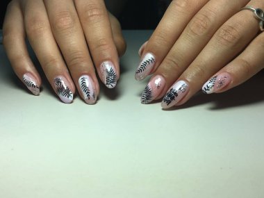 Beyaz gümüş ve yapraklı şık hafif manikür.