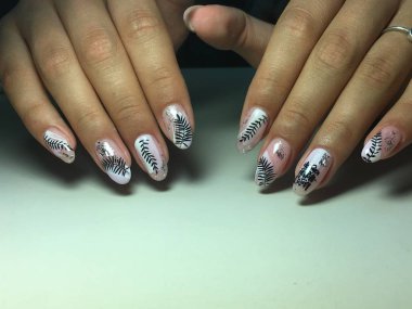 Beyaz gümüş ve yapraklı şık hafif manikür.