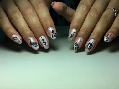 Beyaz gümüş ve yapraklı şık hafif manikür.