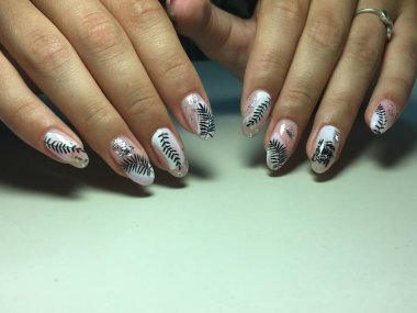 Beyaz gümüş ve yapraklı şık hafif manikür.