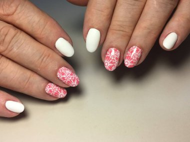 Moda mercanlı şık beyaz manikür.