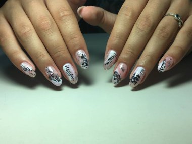 Beyaz gümüş ve yapraklı şık hafif manikür.