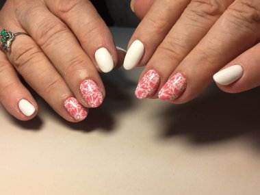 Moda mercanlı şık beyaz manikür.