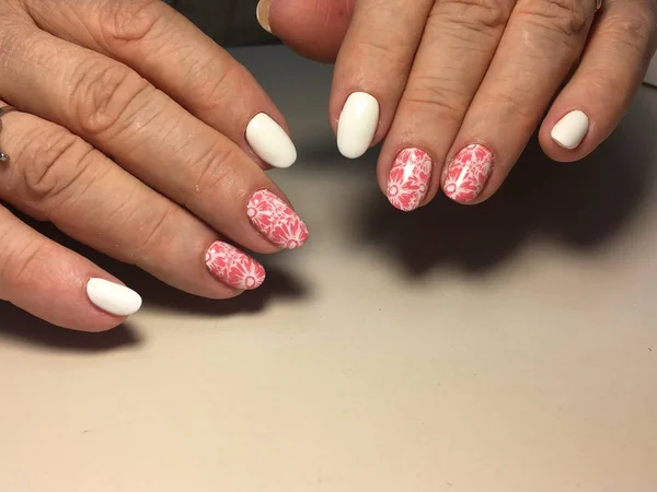 Elegante manicura blanca con coral de moda —  Fotos de Stock