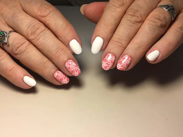 Elegante manicura blanca con coral de moda —  Fotos de Stock
