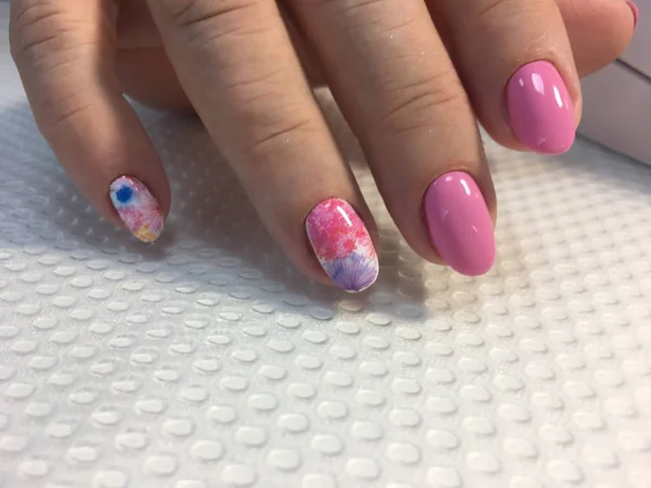 Модний рожевий манікюр з різнокольоровим дизайном на довгих нігтях — стокове фото