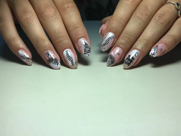 Manicure leve na moda com prata branca e folhas — Fotografia de Stock