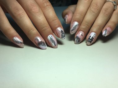 Beyaz gümüş ve yapraklı şık hafif manikür.