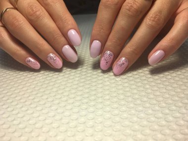 Şık, pembe bir manikür ve şık, parlak bir tasarım.,