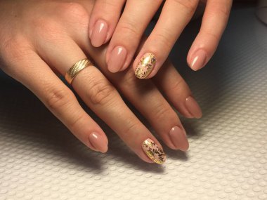 Altın folyo desenli süper bej manikür.