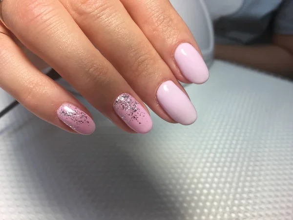 Stijlvolle roze manicure met een modieus glanzend design, — Stockfoto