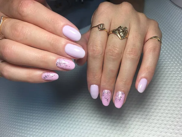 Manicure rosa elegante com um design brilhante na moda , — Fotografia de Stock