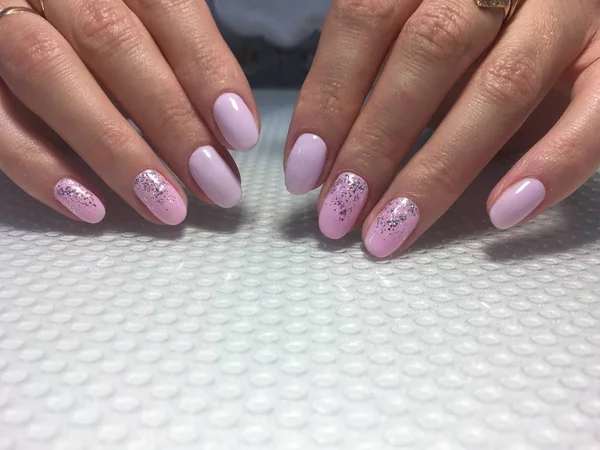 Stijlvolle roze manicure met een modieus glanzend design, — Stockfoto