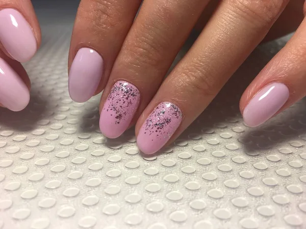 Stylowy różowy manicure z modnym błyszczącym wzorem, — Zdjęcie stockowe