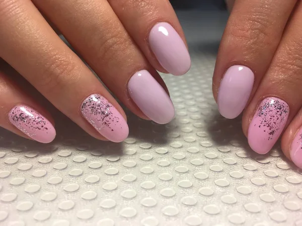 Manicure rosa elegante com um design brilhante na moda , — Fotografia de Stock