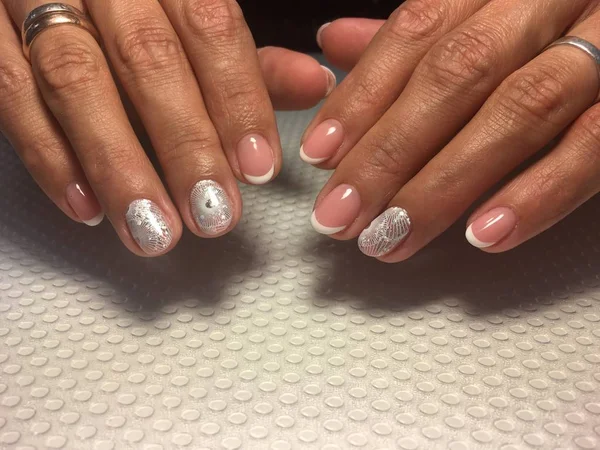 Manicure francese alla moda con un design brillante — Foto Stock