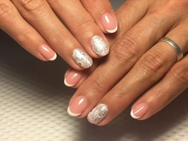 Modieuze Franse manicure manicure met een briljant ontwerp — Stockfoto