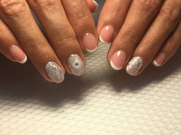 Manicure francese alla moda con un design brillante — Foto Stock