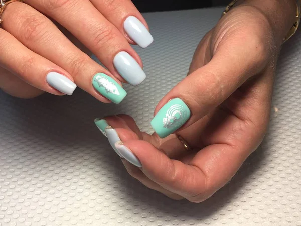 Super modieuze grijze manicure manicure met turquoise — Stockfoto