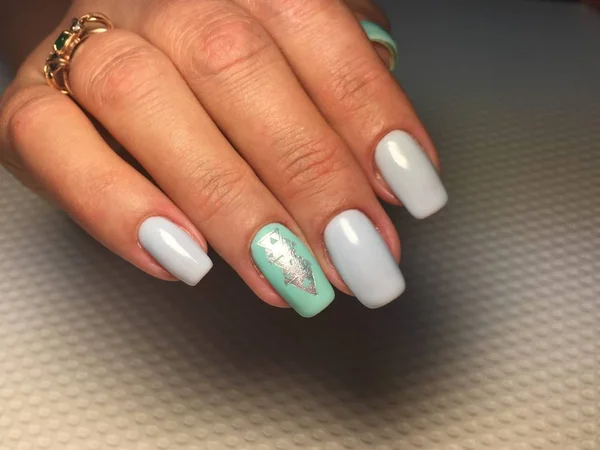 Super modieuze grijze manicure manicure met turquoise — Stockfoto