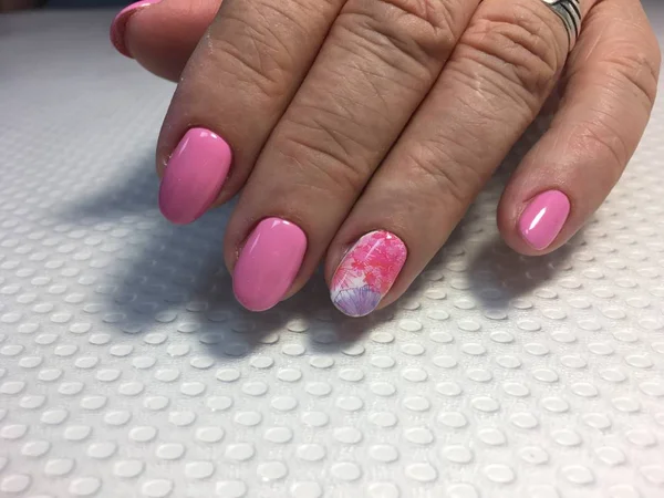 Manicura rosa de moda con diseño multicolor en uñas largas —  Fotos de Stock