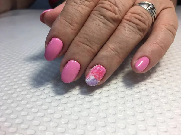 Modny manicure różowy z wielokolorowe wzór na długie paznokcie — Zdjęcie stockowe