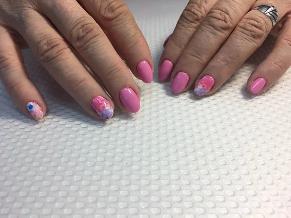 Manicure rosa alla moda con disegno multicolore su unghie lunghe — Foto Stock