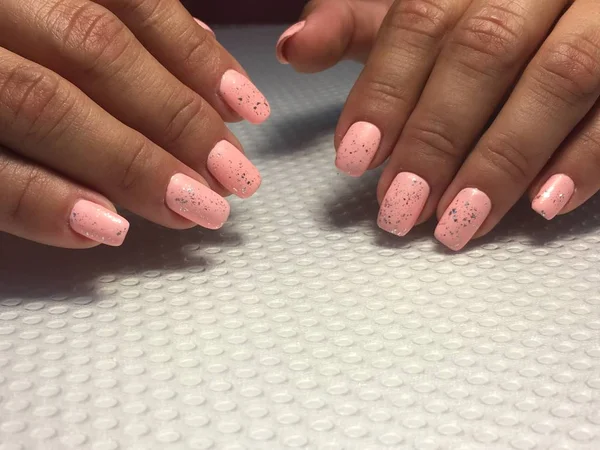 Super modny koralowy manicure ze srebrnym wzorem. — Zdjęcie stockowe