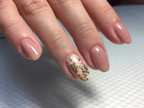 Super beige manicure met gouden folie ontwerp — Stockfoto