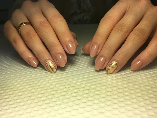 Super beżowy manicure ze złotą folią — Zdjęcie stockowe