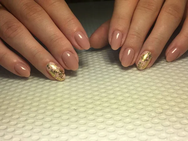 Super beige manicure met gouden folie ontwerp — Stockfoto